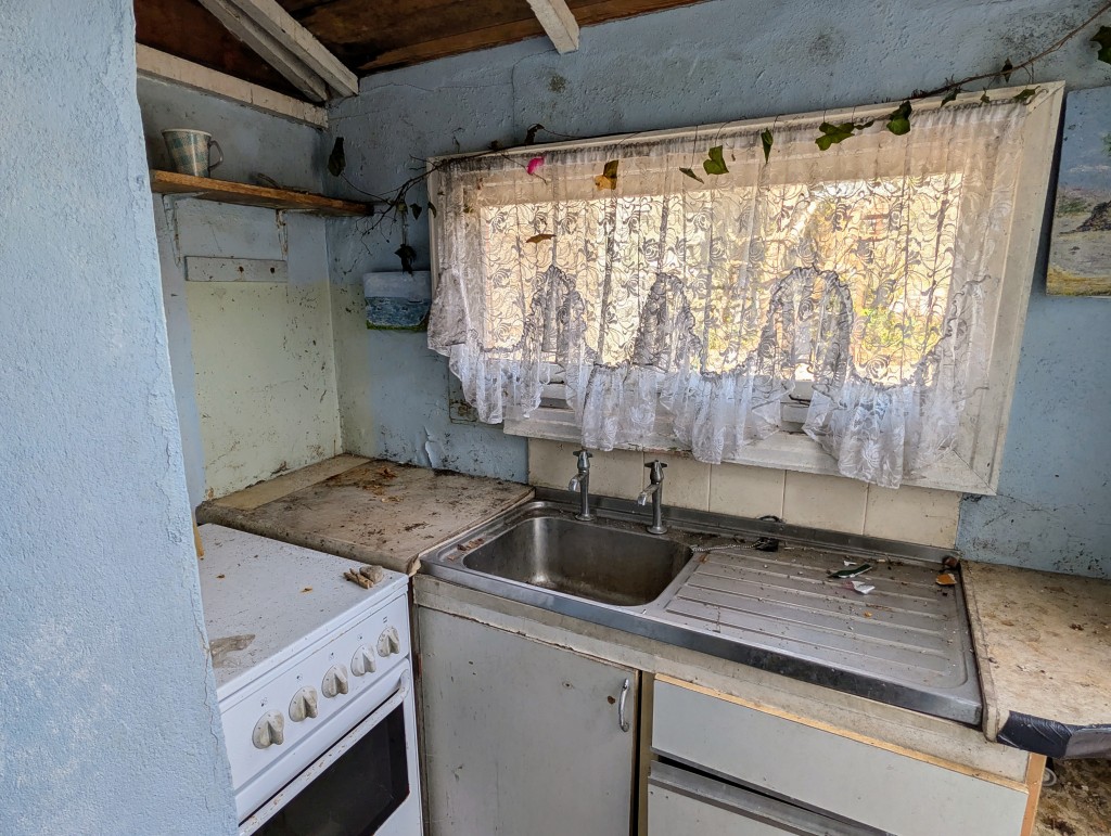 Lot: 4 - TERRACED TWO-BEDROOM COTTAGE FOR UPDATING - Kitchen